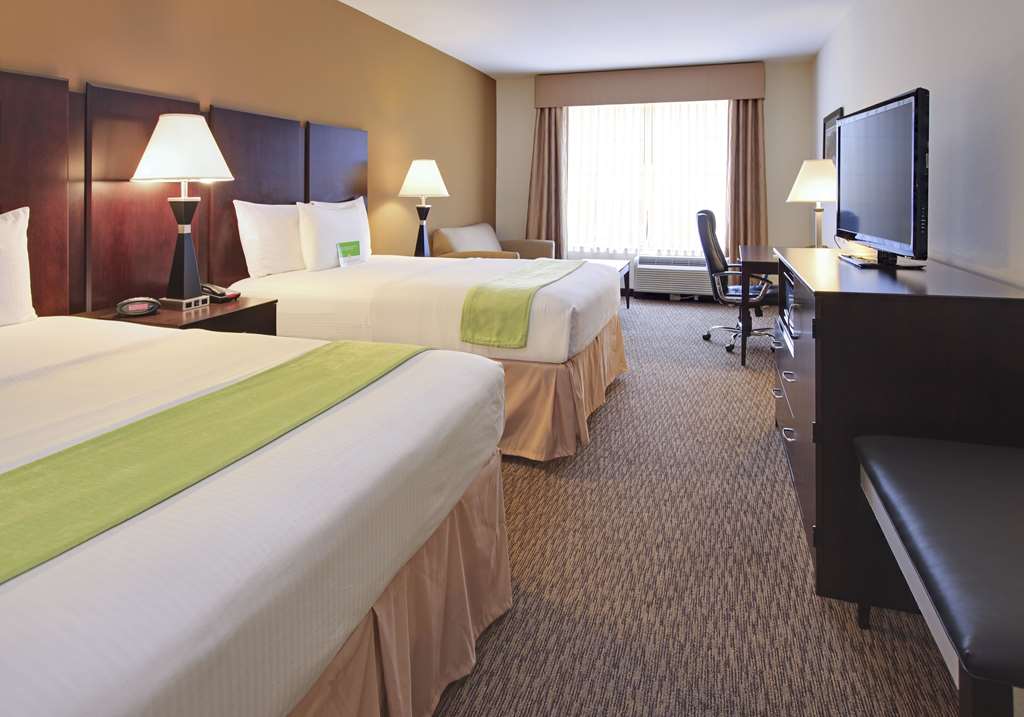 La Quinta Inn & Suites by Wyndham Memphis Wolfchase - photo 18