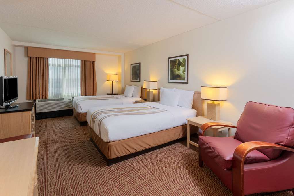 La Quinta Inn & Suites by Wyndham Garden City - photo 18