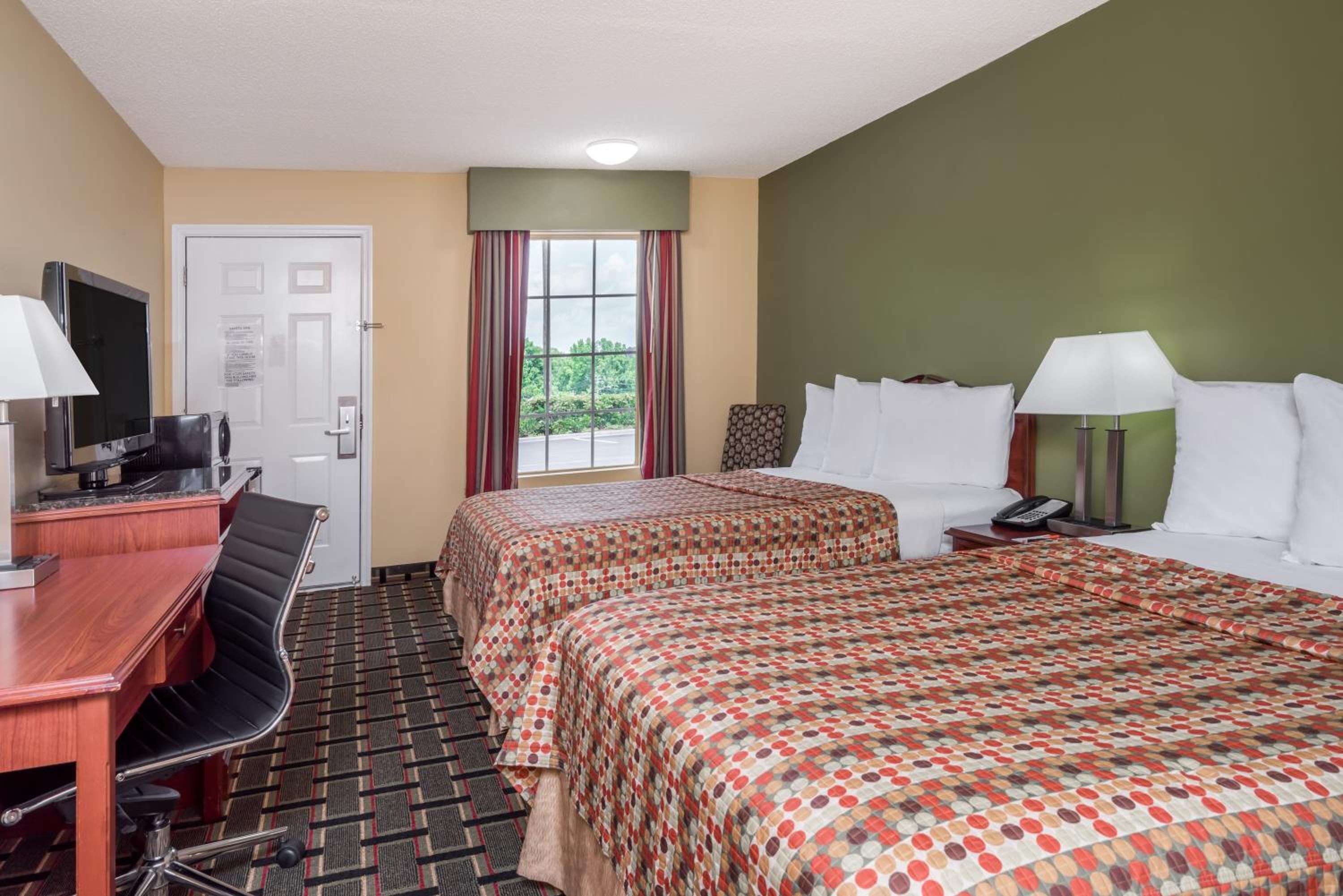 Howard Johnson by Wyndham Dalton - photo 12