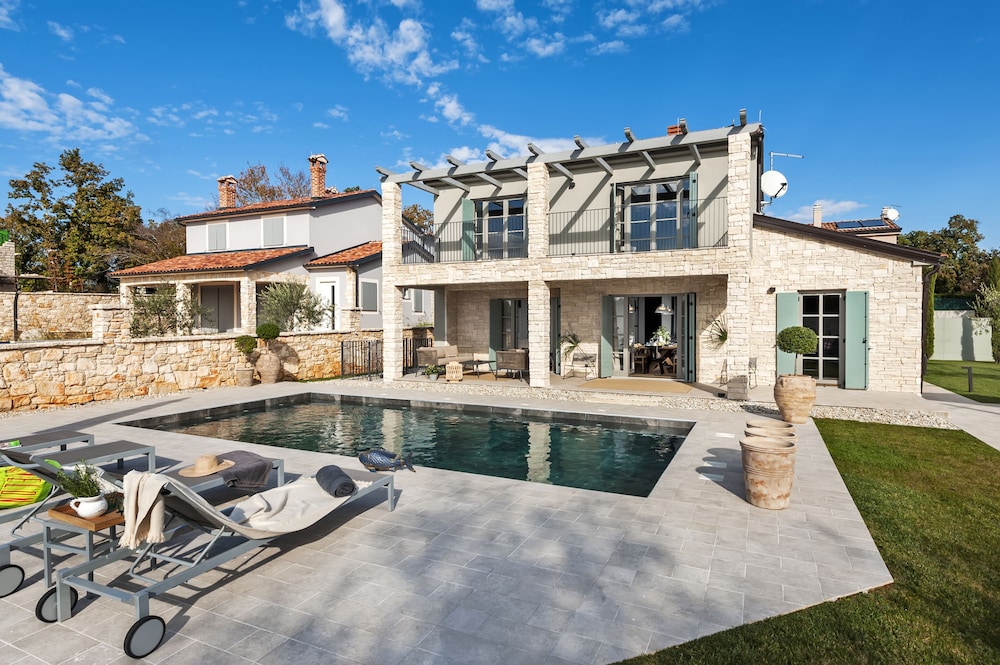 Villa Renata with Pool and Sauna — 4-Star Luxury Hotel in Kanfanar, Croatia
