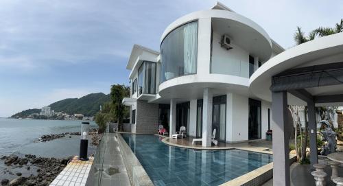 Nancy Tran Grand Strip Vung Tau Villa 10 — 4-Star Luxury Hotel in Vung Tau, Vietnam
