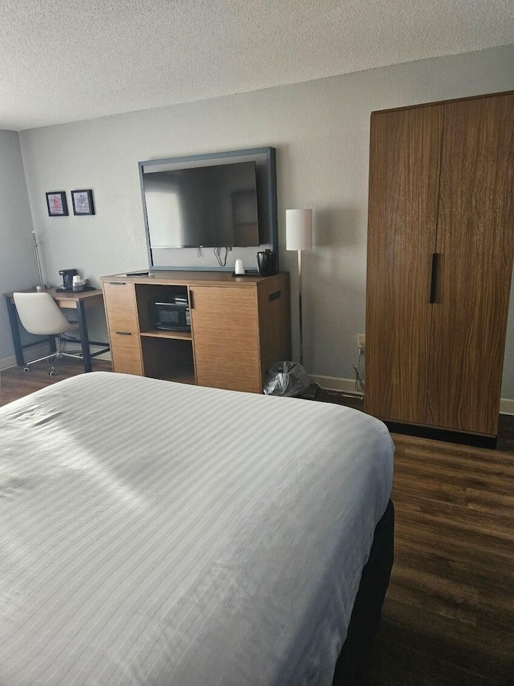 AmericInn by Wyndham Albert Lea - photo 6