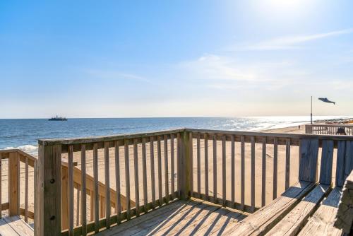 Front Row by Oak Island Accommodations - photo 2