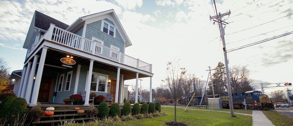 24 East Main Street B And B 7114913 — Canton