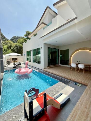 LYL EvenHill Private Pool 18 23pax 5BR in Ipoh, Malaysia