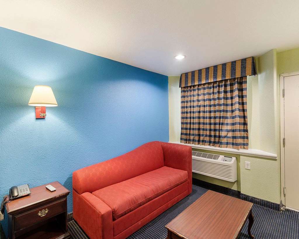 Rodeway Inn South Houston - photo 25