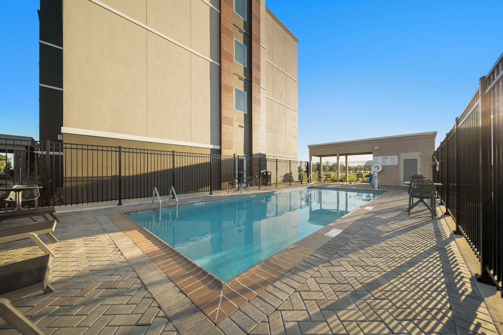 La Quinta Inn & Suites by Wyndham Sulphur - photo 14