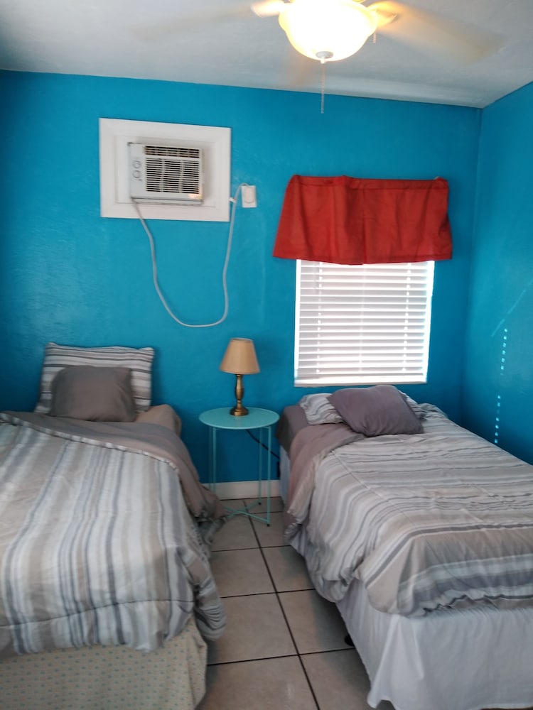 Swashbuckler Motel - photo 11