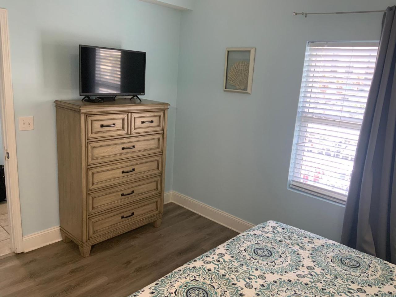 Laketown 5 Pools Steps To Beach Family Friendly — 4-Star Luxury Hotel in Panama City Beach, United States