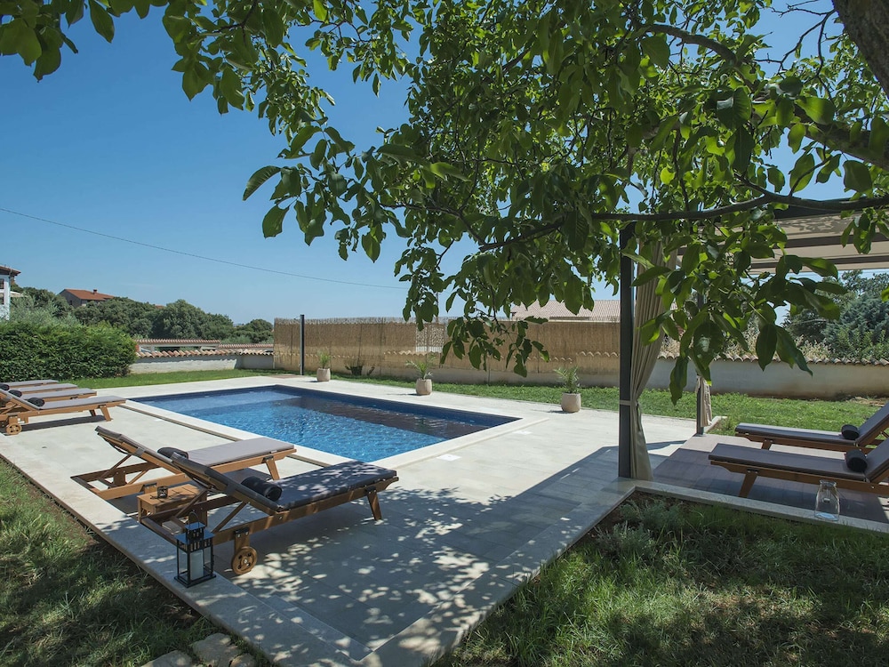 Villa in Peroj with Private Pool & Near Beach — 4-Star Luxury Hotel in Vodnjan, Croatia