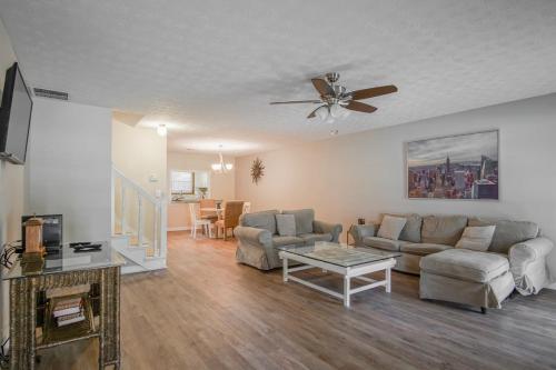 2 BR Townhouse 10 Mins to Horse Park — 4-Star Luxury Hotel in Conyers, United States