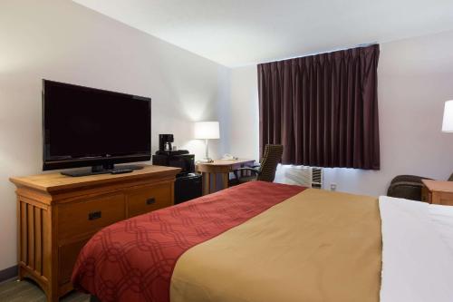 Econo Lodge Inn & Suites Escanaba North - photo 25