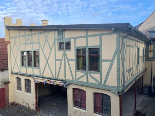 Gästehaus Villa Fliedner Das Kutscherhaus — 4-Star Luxury Hotel in Monsheim, Germany