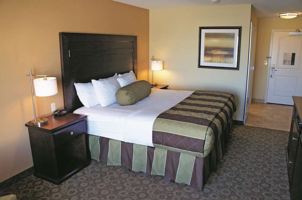 La Quinta Inn & Suites by Wyndham Minot - photo 24