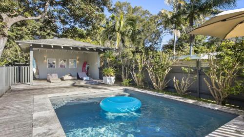 Plunge Pool and Flat 100m Walk To Beach — hotel in Macmasters Beach