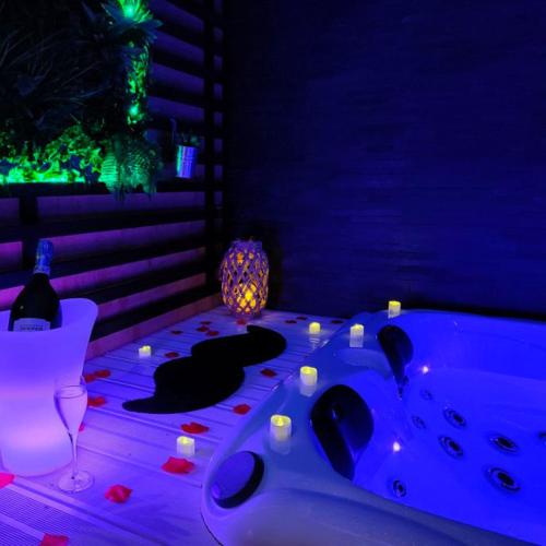 La Gaillardise love room Spa & Sauna Espace privatif in Brive-La-Gaillarde, France