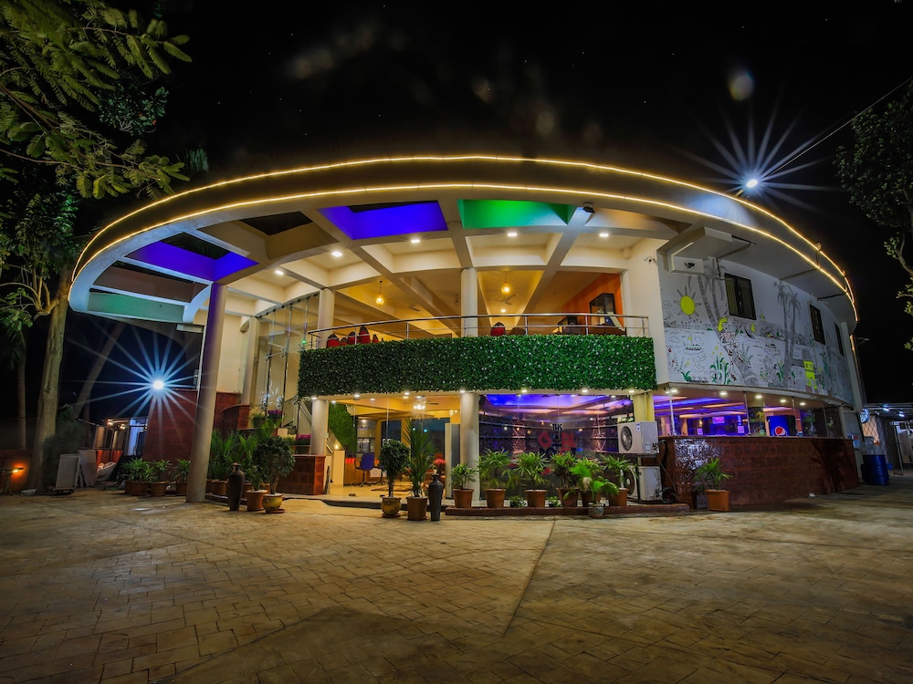 The Center Court Resort and Spa - carbon neutral hotel in Varca