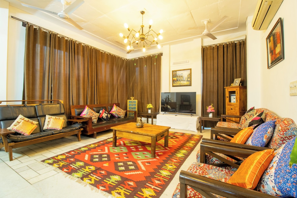 Opulent Antique 6BR Independent Villa in Gurugram