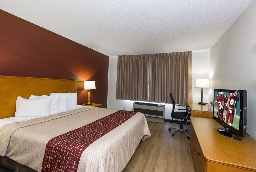 Cedar Rapids Inn - photo 7