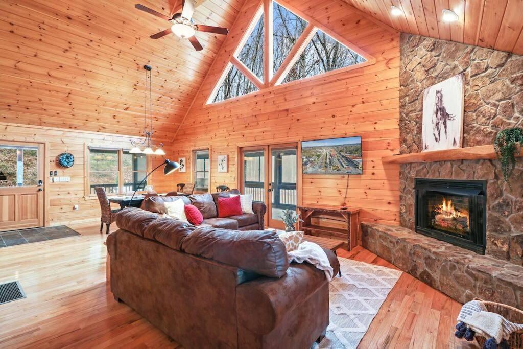 Relaxing Cabin Near Bear Claw Vineyard Hot Tub Game Room Pet Friendly Sleeps10 — 4-Star Luxury Hotel in Blue Ridge, United States