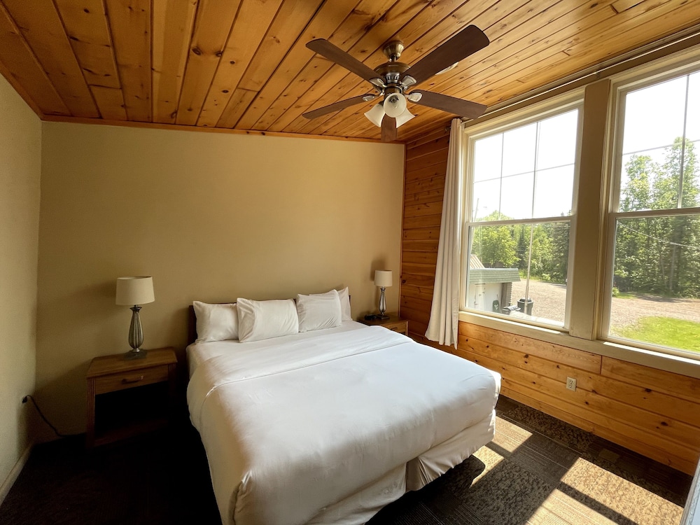 Hanging Horn Lakeside Resort - photo 9