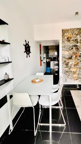 Trilocale Sulla Spiaggia Parcheggio Privato — 4-Star Luxury Hotel in Genoa, Italy