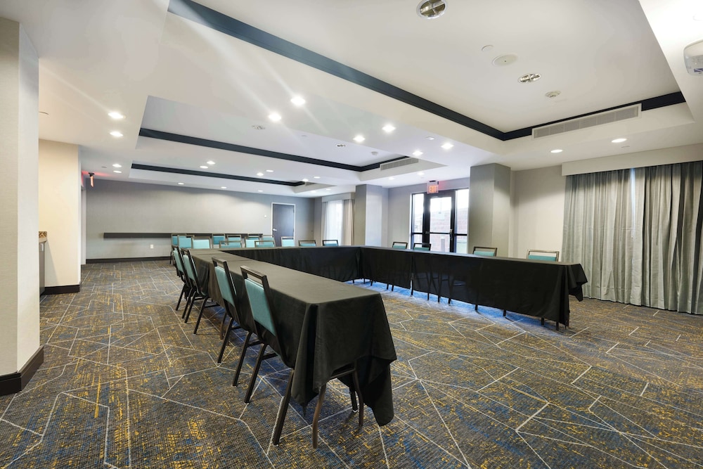 Hampton Inn & Suites Tulsa Central - photo 40