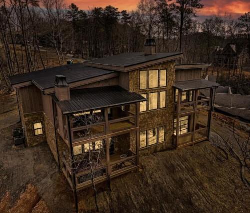 Rainbow Ridge A Luxurious 4 bed cabin private pool hot tub game room theater — 4-Star Luxury Hotel in Sevierville, United States