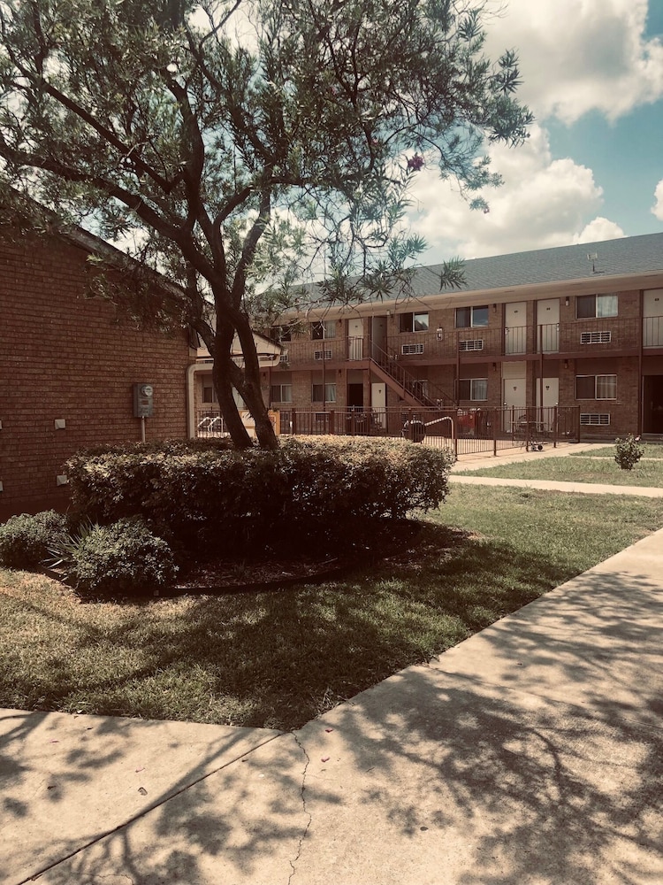 Hallmark Inn and Suites - photo 14