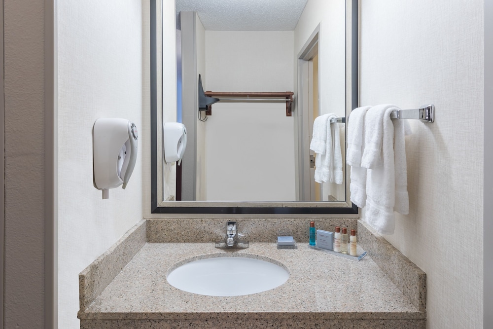 Wingate by Wyndham Shreveport Airport - photo 10