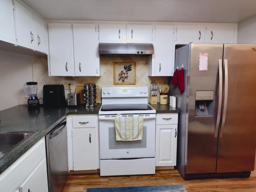 Comfortable Stay Fully Stocked Home & Coffee Bar All Essentials Provided — 4-Star Luxury Hotel in Port Richey, United States