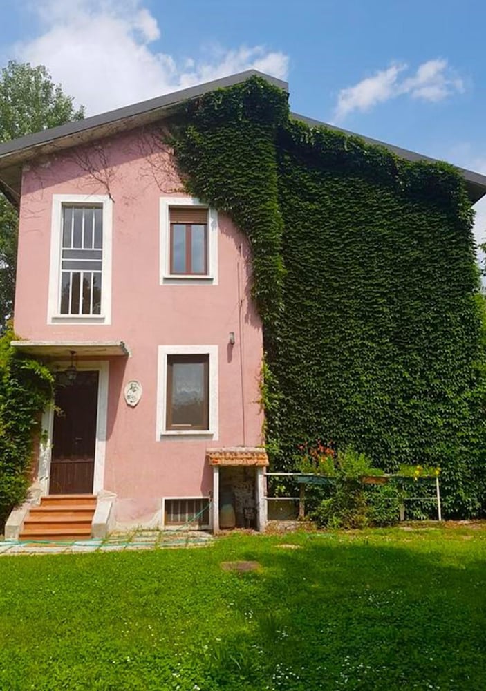 Le Case Nel Bosco - carbon neutral hotel in Vanzago