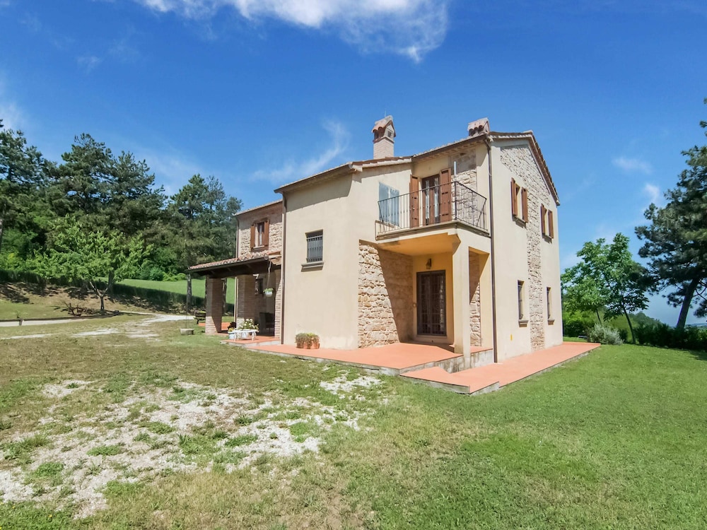 Villa in Tavoleto With Pool — 4-Star Luxury Hotel in Tavoleto, Italy