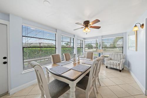 Downtown Cottage Walk to the Beach & Restaurants — 4-Star Luxury Hotel in Cocoa Beach, United States