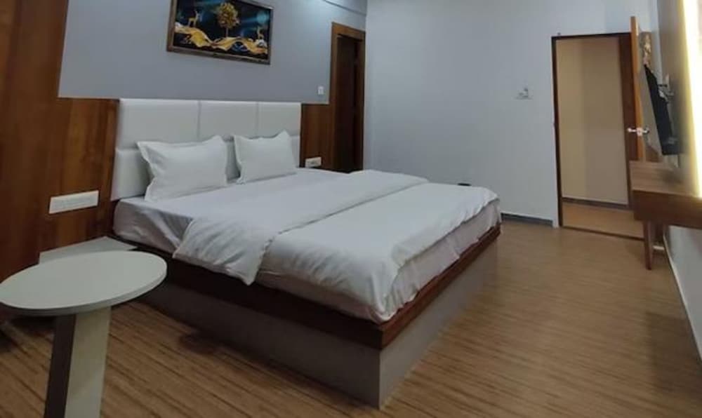 Fabhotel Vd Rooms Surat in Surat, India