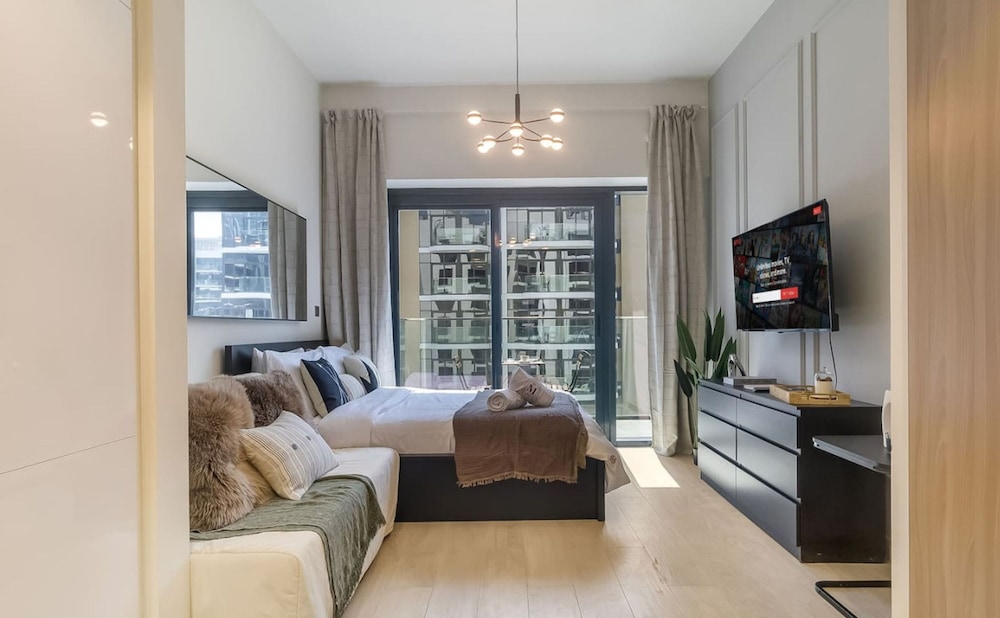 Elegant Studio w Balcony View Near Downtown Dubai — 4-Star Luxury Hotel in Dubai, United Arab Emirates