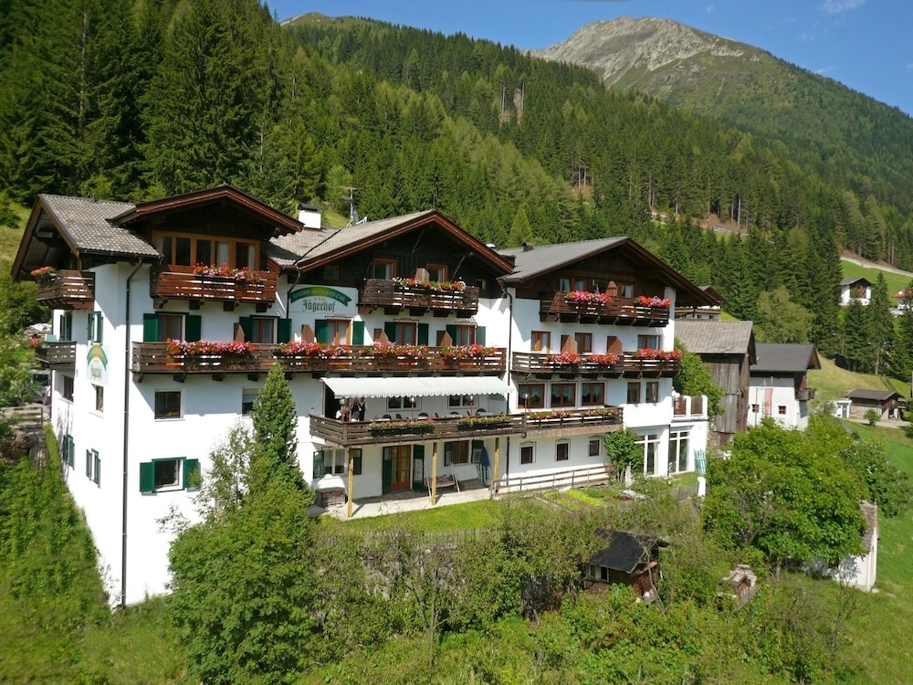 Jägerhof Geniesser & Wanderhotel — hotel in San Leonardo In Passiria
