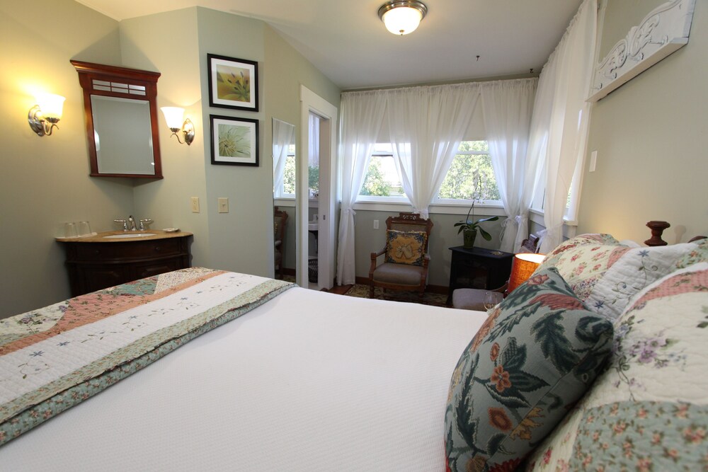 Kelley & Young Wine Garden Inn - photo 4