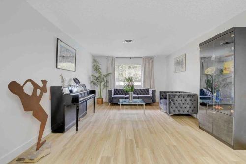 Resort Style 4 bedroom House with Pool Minutes from Strip in Las Vegas, United States