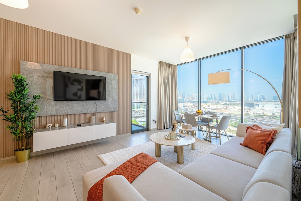 Marco Polo Stunning 2BR with Burj View Spacious Gym & Pool — 4-Star Luxury Hotel in Dubai, United Arab Emirates