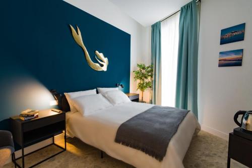 Naos — 4-Star Luxury Hotel in Naples, Italy