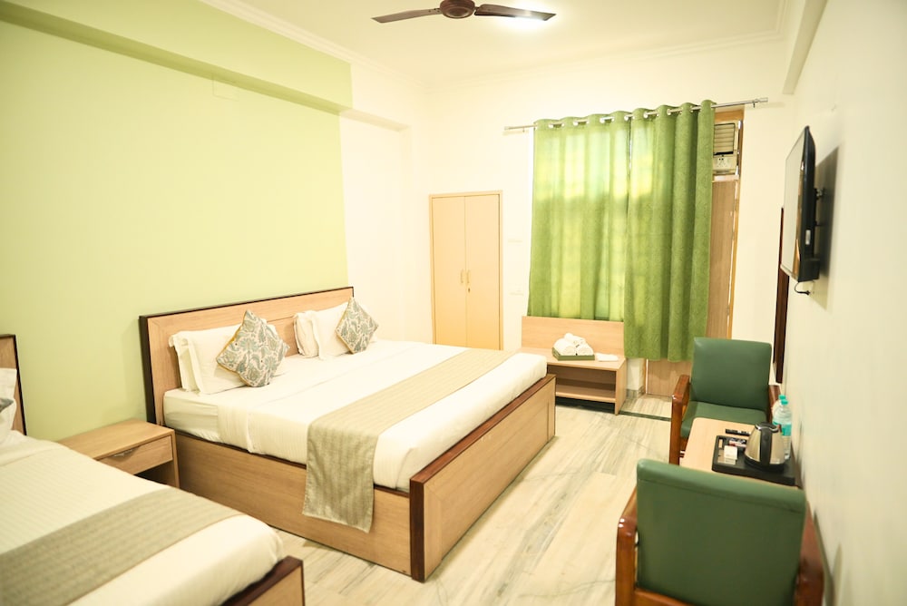 Shri Thakur Ji Niketan Near Iskcon — 4-Star Luxury Hotel in Vrindavan, India