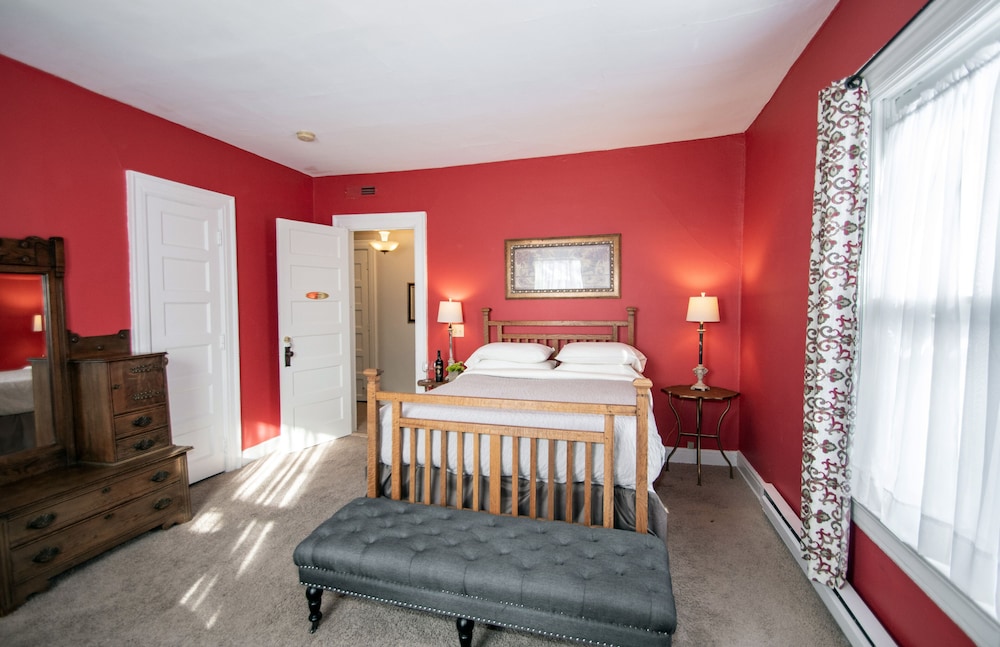 Looking Glass Inn - photo 7