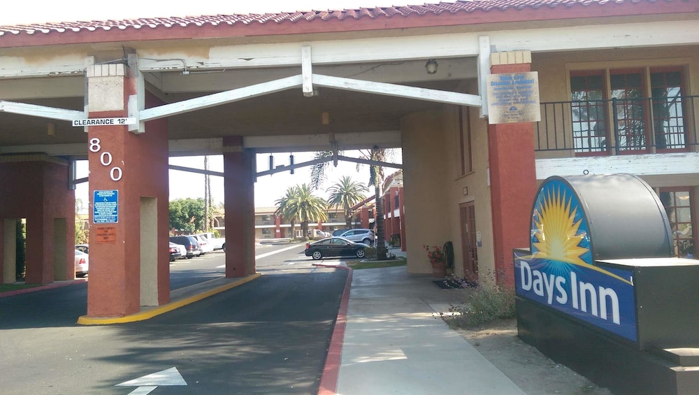 Days Inn by Wyndham Hemet - photo 5
