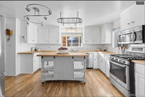 Sunny Beach House of Olde Town Arvada — 4-Star Luxury Hotel in Arvada, United States