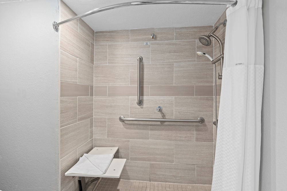 Baymont by Wyndham Orlando East - photo 22