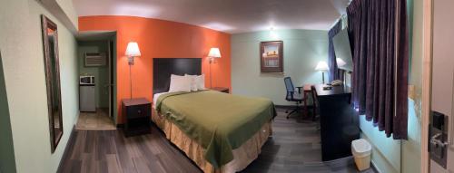Town & Country Motel - photo 25