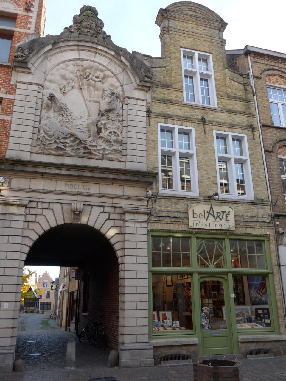 BelArté framing shop spacious apartment with garage in the heart of Ieper — 4-Star Luxury Hotel in Ieper, Belgium