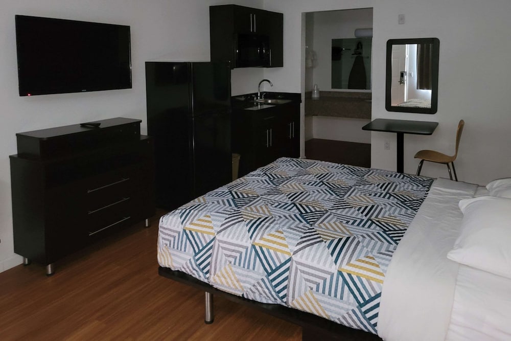 Rodeway Inn & Suites Thousand Palms Rancho Mirage - photo 47