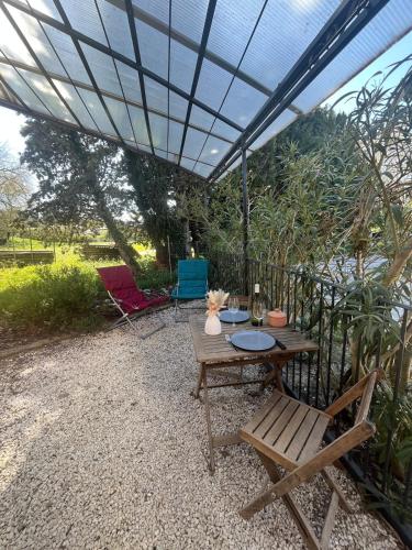 Studio Cosy Avec Climatisation Et Terrasse - last minute hotel in Malataverne